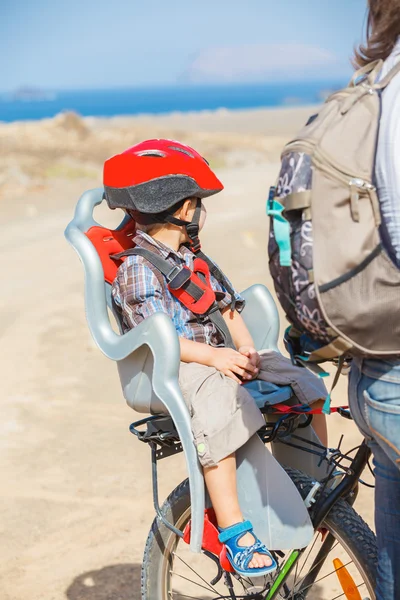 Bisiklet kazasında kask içinde oturan çocuk — Stok fotoğraf