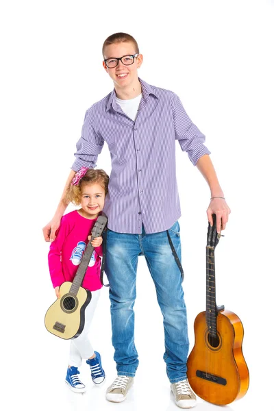 Мальчик с классической испанской гитарой — стоковое фото