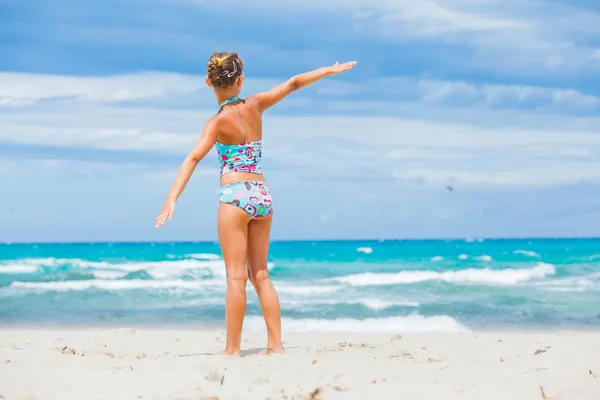 Девушка в солнечных очках расслабляет океан — стоковое фото