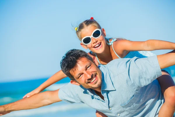 Отец и его дочь веселятся на пляже — стоковое фото