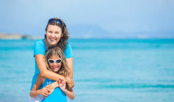 Мама и ее дочь веселятся на пляже — стоковое фото