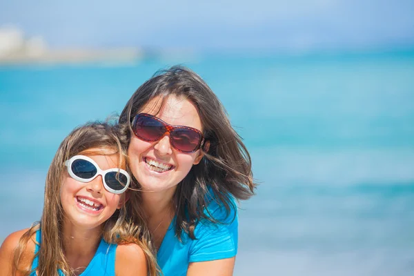 母亲和她的女儿在海滩上很开心 — 图库照片
