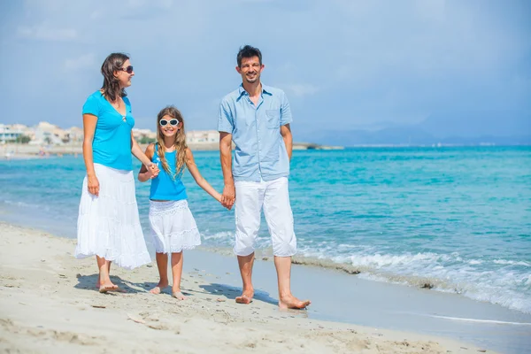 Família se divertindo na praia tropical — Fotografia de Stock