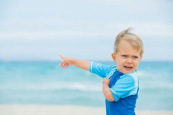Хлопчик на пляжному відпочинку — стокове фото