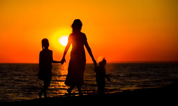Mother and her kids silhouettes — Stock Photo, Image
