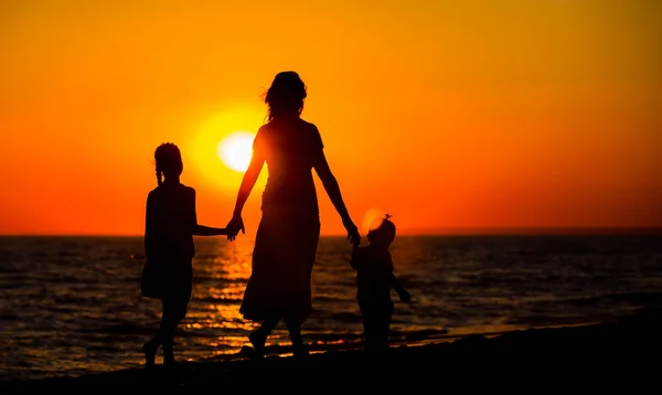 Mãe e seus filhos silhuetas — Fotografia de Stock