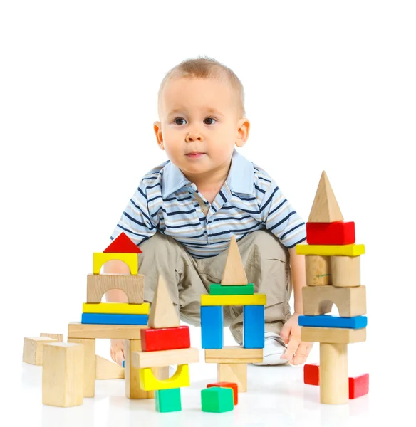 Lachende jongetje bouwt — Stockfoto