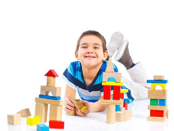 Sorridente bambino sta costruendo — Foto Stock