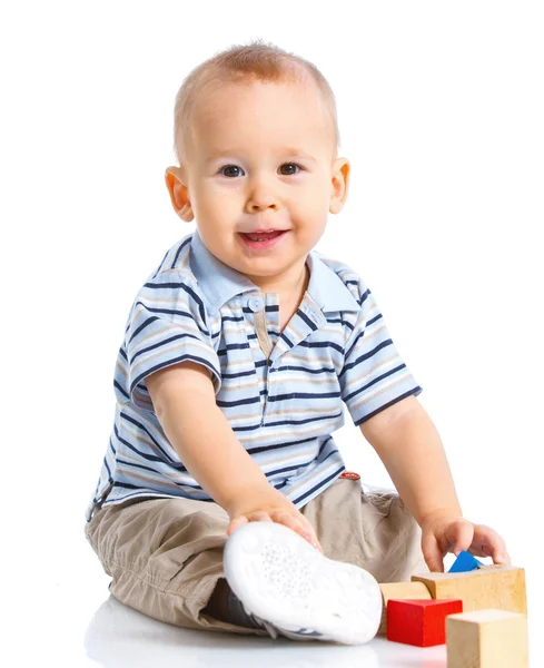 Усміхнений маленький хлопчик будує — стокове фото