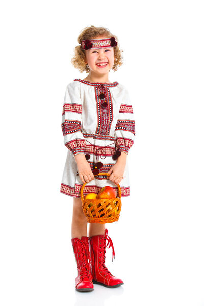 Маленькая девочка в украинском национальном костюме
