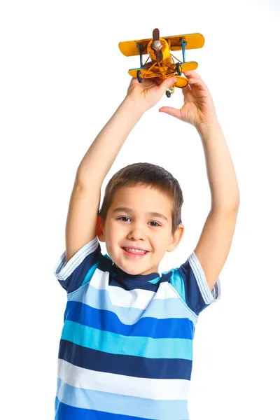 Милий маленький хлопчик грає з іграшковим літаком — стокове фото