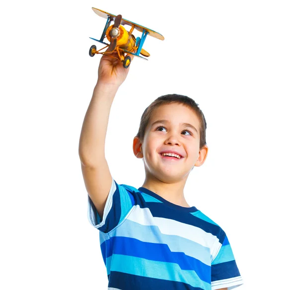 Niedlicher kleiner Junge spielt mit einem Spielzeugflugzeug — Stockfoto