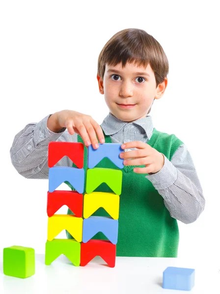 Leende liten pojke bygger — Stockfoto