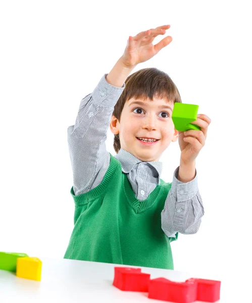 Leende liten pojke bygger — Stockfoto