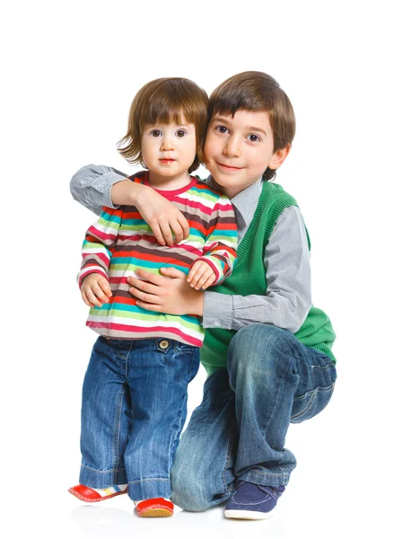 Sorrindo irmão e irmã em um abraço — Fotografia de Stock