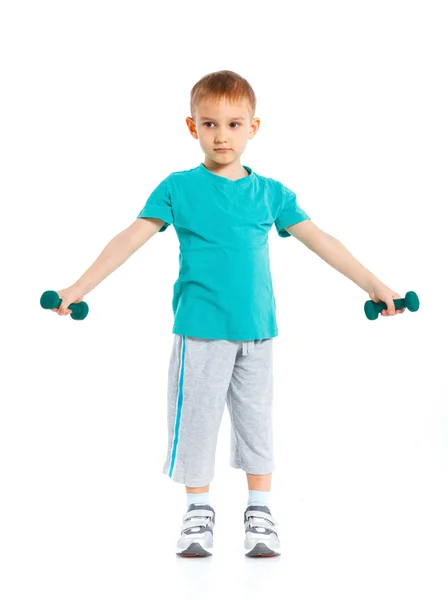 Sportowy małego chłopca z hantlami. — Zdjęcie stockowe