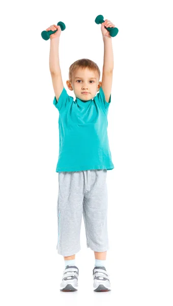 Спортивный маленький мальчик с гантелями . — стоковое фото