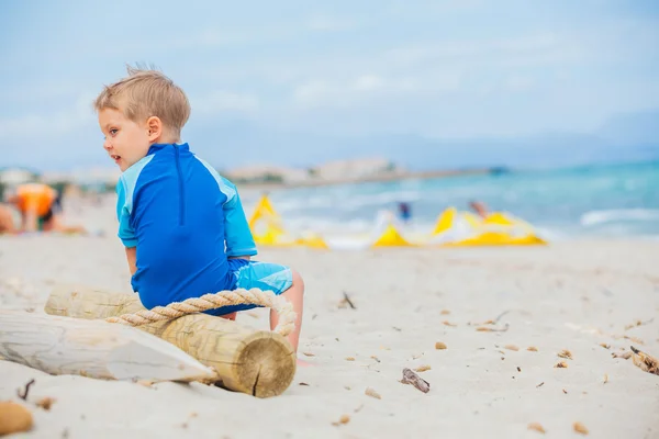Niño en vacaciones de playa — Foto de Stock