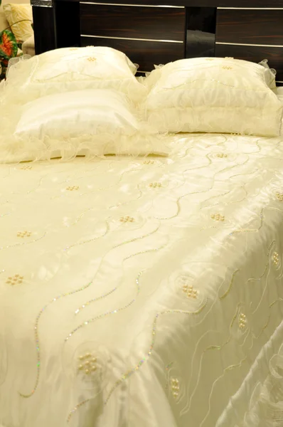 Almohadas y cama — Foto de Stock