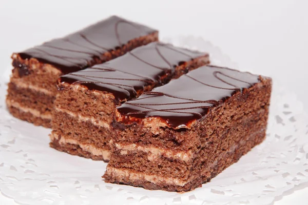 Schokoladenkuchen mit Sahne und Schokoladenglasur — Stockfoto