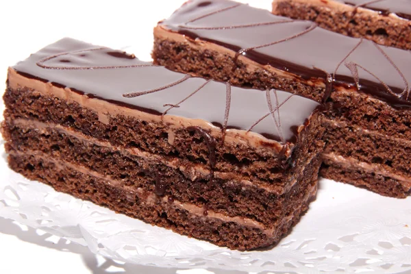 Schokoladenkuchen mit Sahne und Schokoladenglasur — Stockfoto