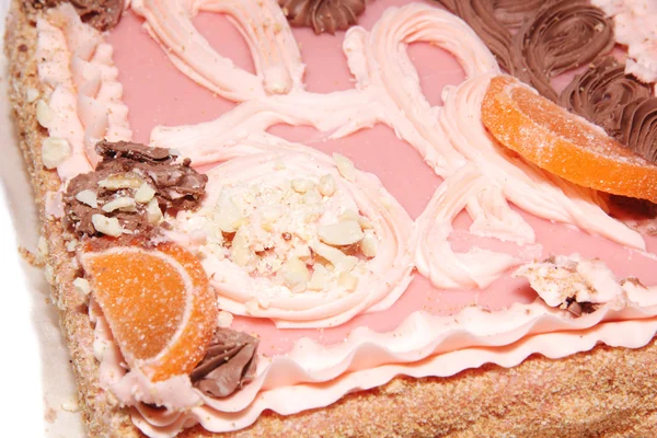 Sandkuchen mit rosa Zuckerguss, kandierten Früchten und Sahne — Stockfoto