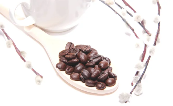 Kaffeekörner auf Holzlöffel und Weidenzweige — Stockfoto