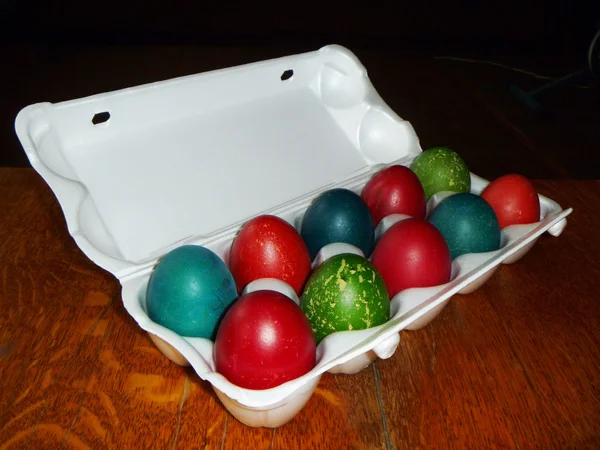 Крашеное яйцо в день Пасхи — стоковое фото