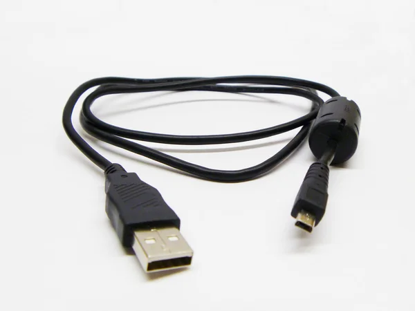 Кабель USB на белом фоне — стоковое фото