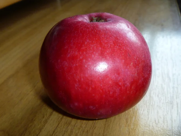 Kırmızı elma tablo dayanıyor. — Stok fotoğraf