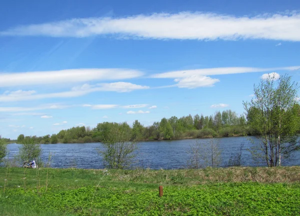 Arka plan mavi gökyüzü üzerinde nehir manzara — Stok fotoğraf