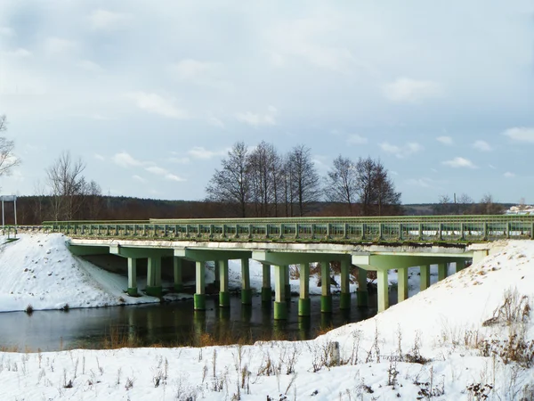 Konkrét hídon át kis patak — Stock Fotó