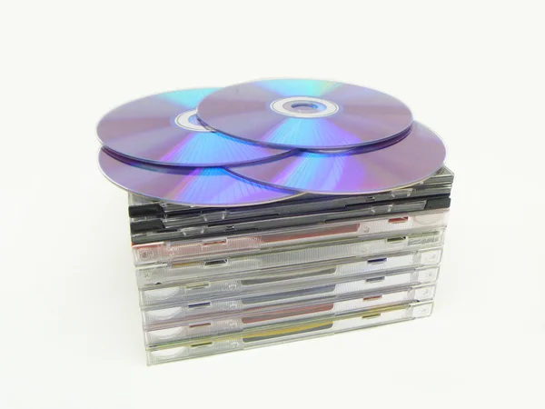 套件包装在白色背景上的磁盘 dvd — 图库照片