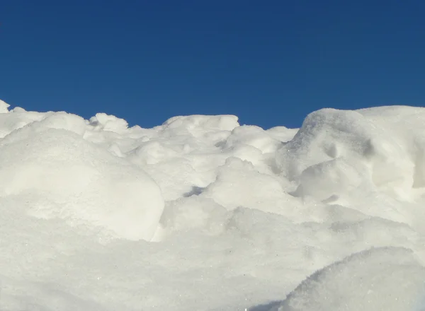 Weiße Schneewehen auf blauem Himmel — Stockfoto