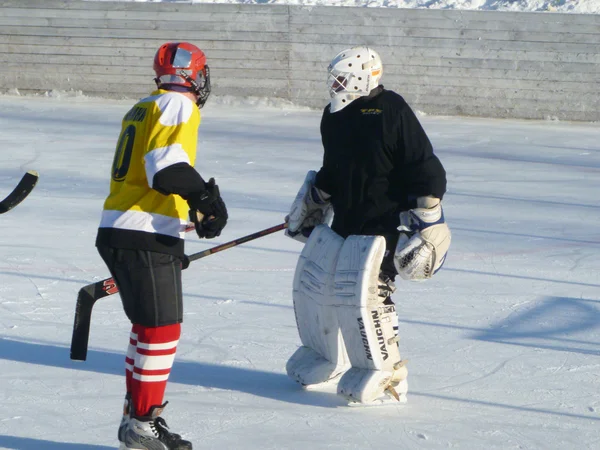 Hockey spela kommando på skridskobanan utomhus — Stockfoto