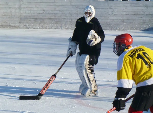 Jeu de hockey des commandes sur patinoire à l'extérieur — Photo