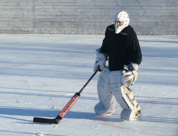 Hockey spel van de opdrachten in openlucht ijsbaan — Stockfoto