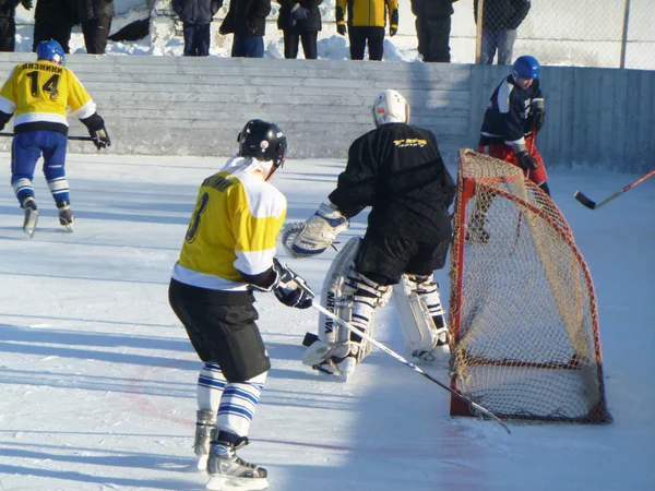 Hockey spela kommando på skridskobanan utomhus — Stockfoto