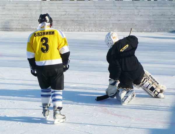 Jeu de hockey des commandes sur patinoire à l'extérieur — Photo