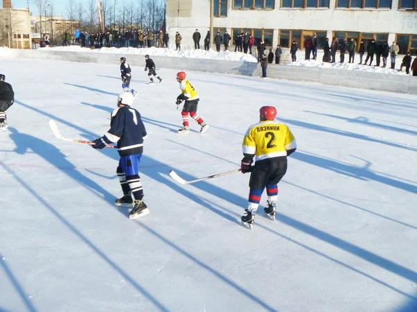 Хоккейная игра команд на катке на открытом воздухе — стоковое фото