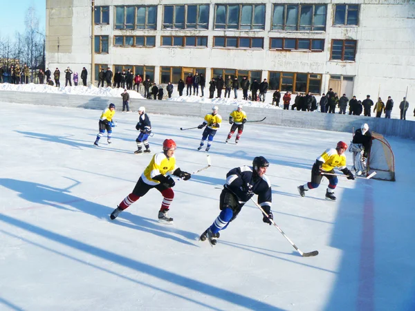 Hockey spela kommando på skridskobanan utomhus — Stockfoto