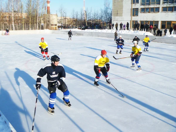 Hockey spel van de opdrachten in openlucht ijsbaan — Stockfoto