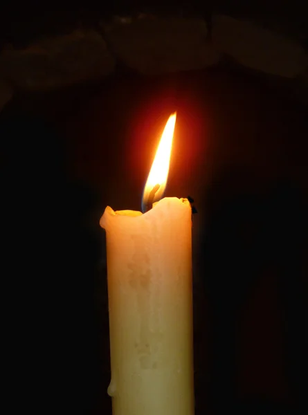 Κάψιμο κεριού σε σκούρο φόντο — Φωτογραφία Αρχείου