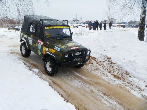Car races on winter jeep-sprint — Stock Photo, Image