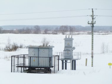 kar alan üzerinde elektrik trafosu