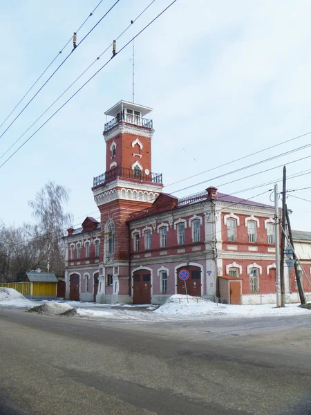 Edificio con bombero por plataforma en ciudad Kovrove — Foto de Stock