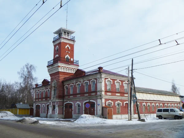 Edificio con bombero por plataforma en ciudad Kovrove — Foto de Stock