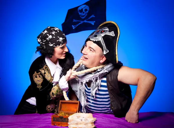 Zwei kämpfende Piraten auf blau — Stockfoto