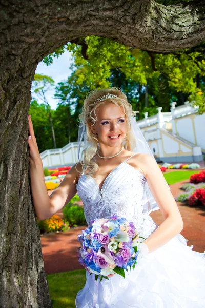 Beautiful bride in a summer park — Stock Photo, Image