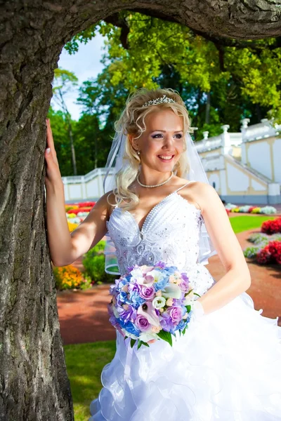 Bela noiva em um parque de verão — Fotografia de Stock
